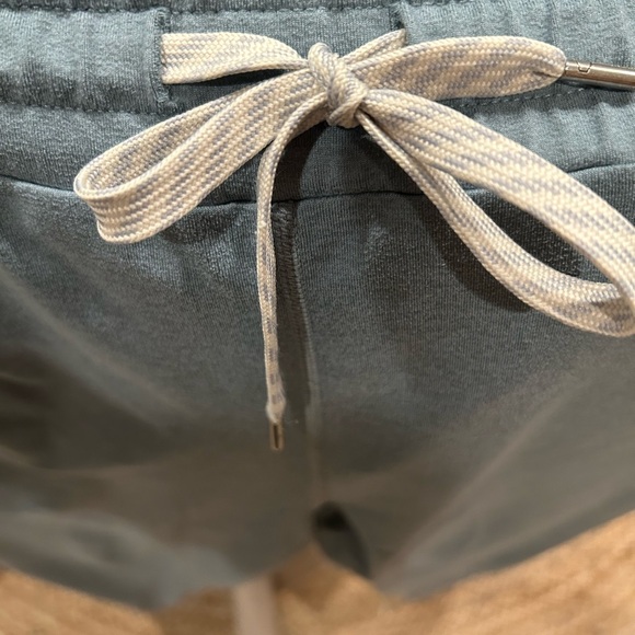 Vuori Women’sPerformance Jogger in Smoke Blue Heather - Picture 6 of 7